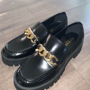 GUESS Black Loafers NWOT gold chain woman’s size 9
